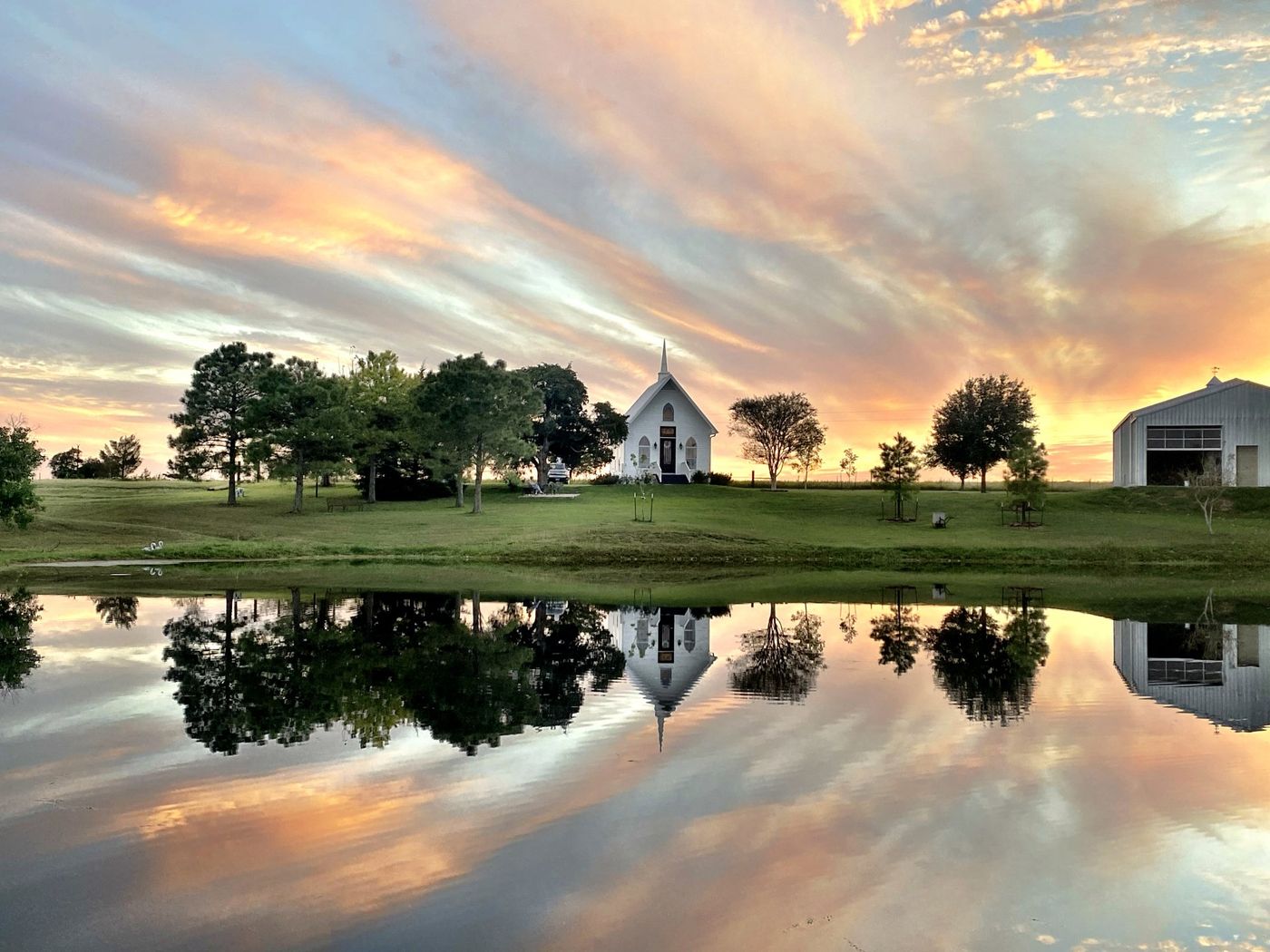 the-white-house-on-the-hill-at-sunset