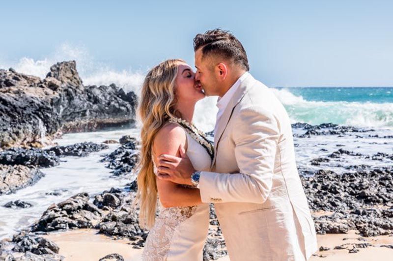 couple kissing by water