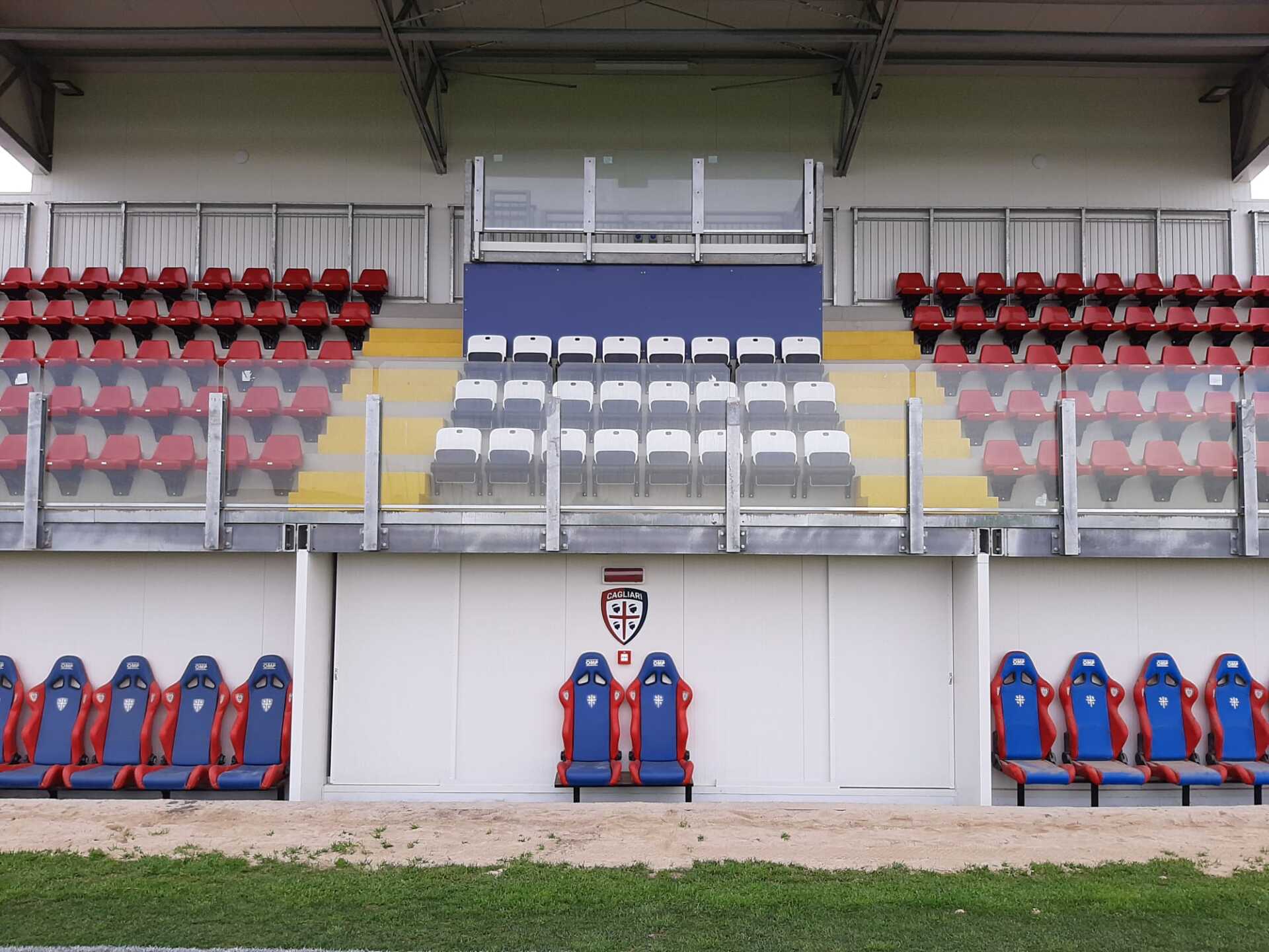 Uno stadio con sedili rossi e bianchi e sedili blu