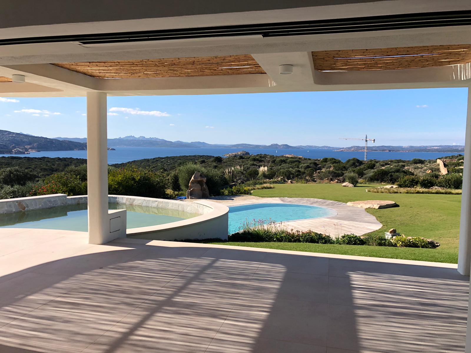 Una vista della piscina da un balcone con vista sull'oceano.