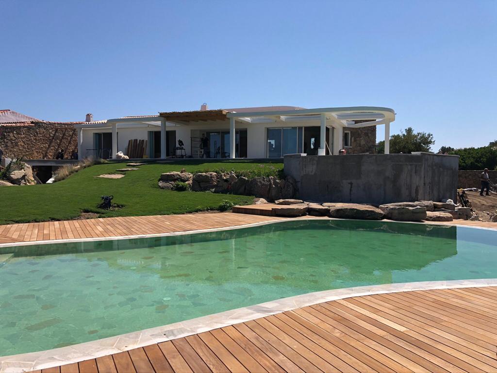 Una grande casa con davanti una piscina
