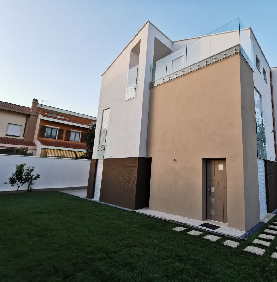 Una grande casa con un prato davanti