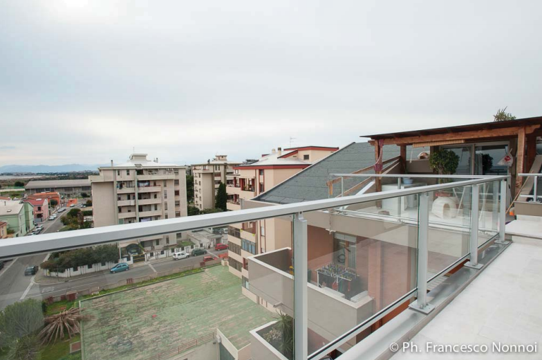 Un balcone con vista sulla città e sugli edifici