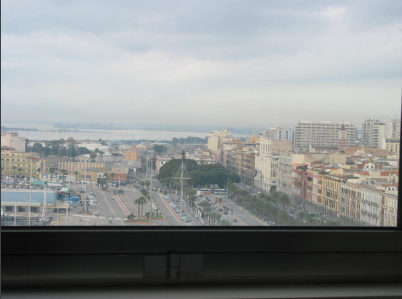 Una veduta aerea di una città da una finestra