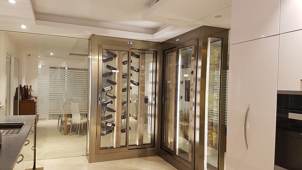 C'è una cantina al centro della stanza.