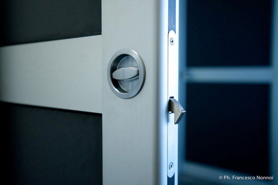 Un primo piano di una porta con serratura