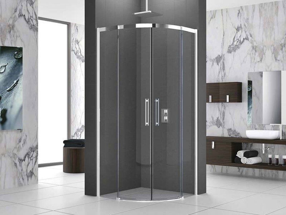 Un bagno con porta doccia curva e lavandino.