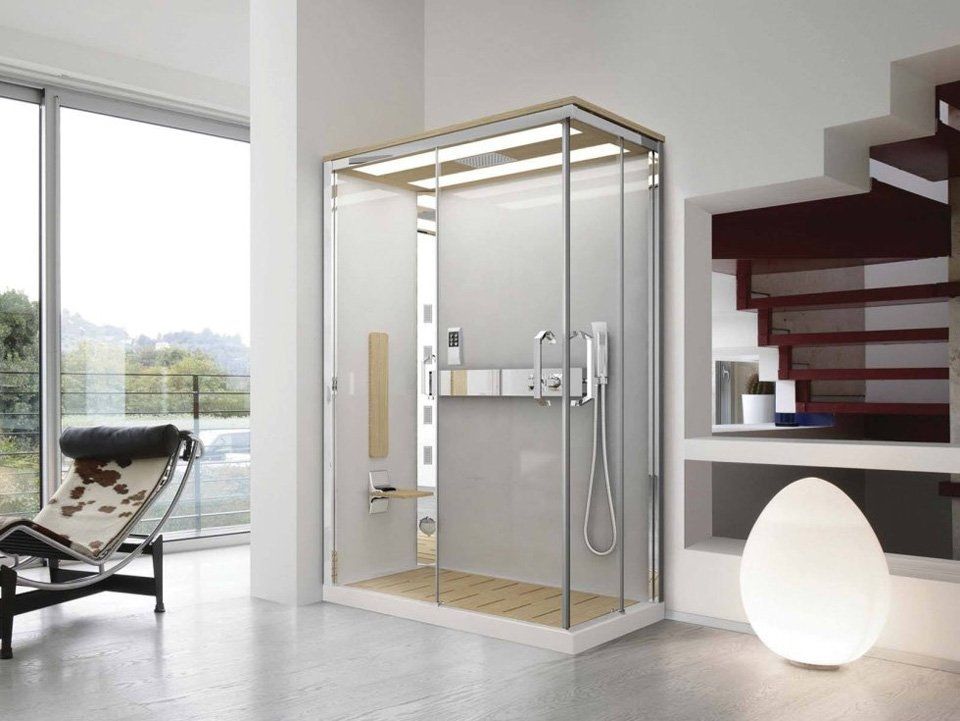 Un bagno con una sedia e le scale sullo sfondo