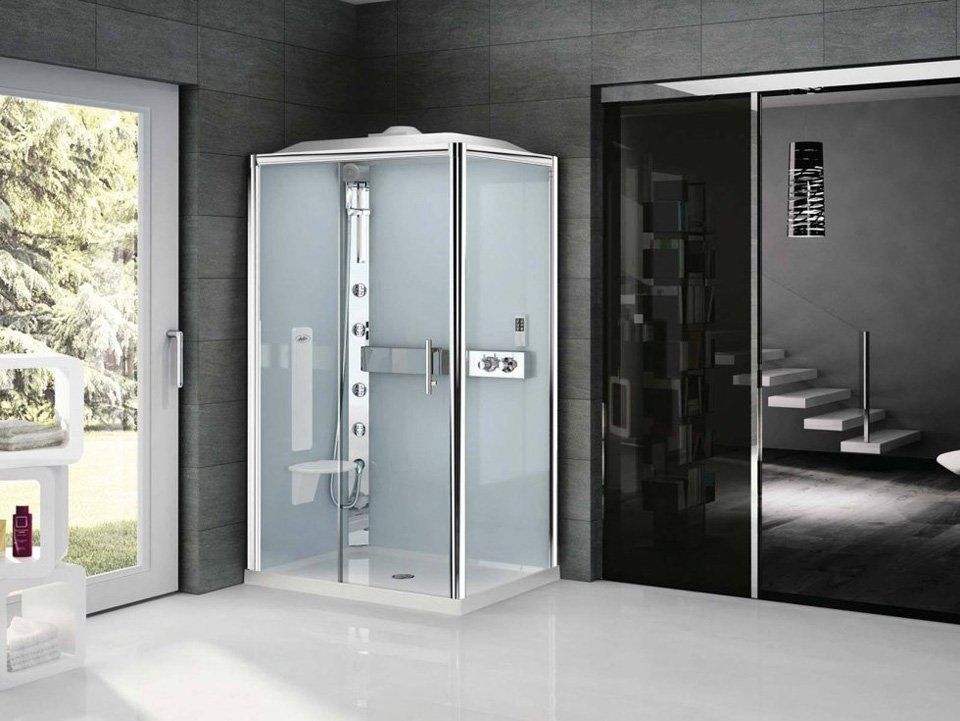 Un bagno con box doccia e scala