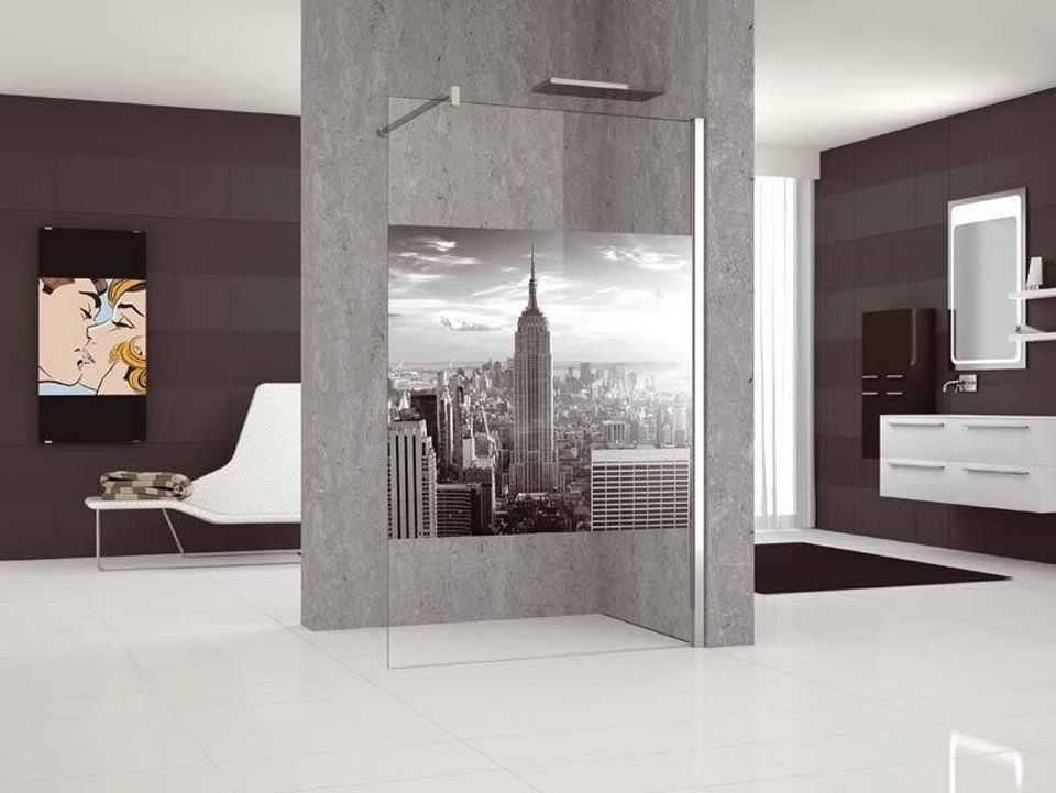 Un bagno con cabina doccia e una foto di New York sul muro.
