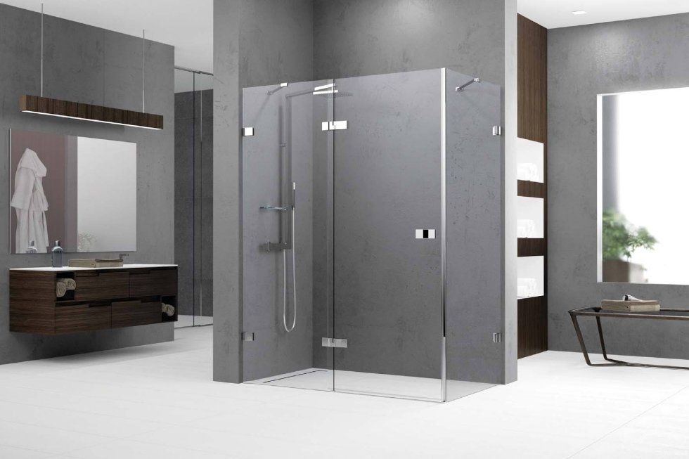 Un bagno con cabina doccia e lavandino.