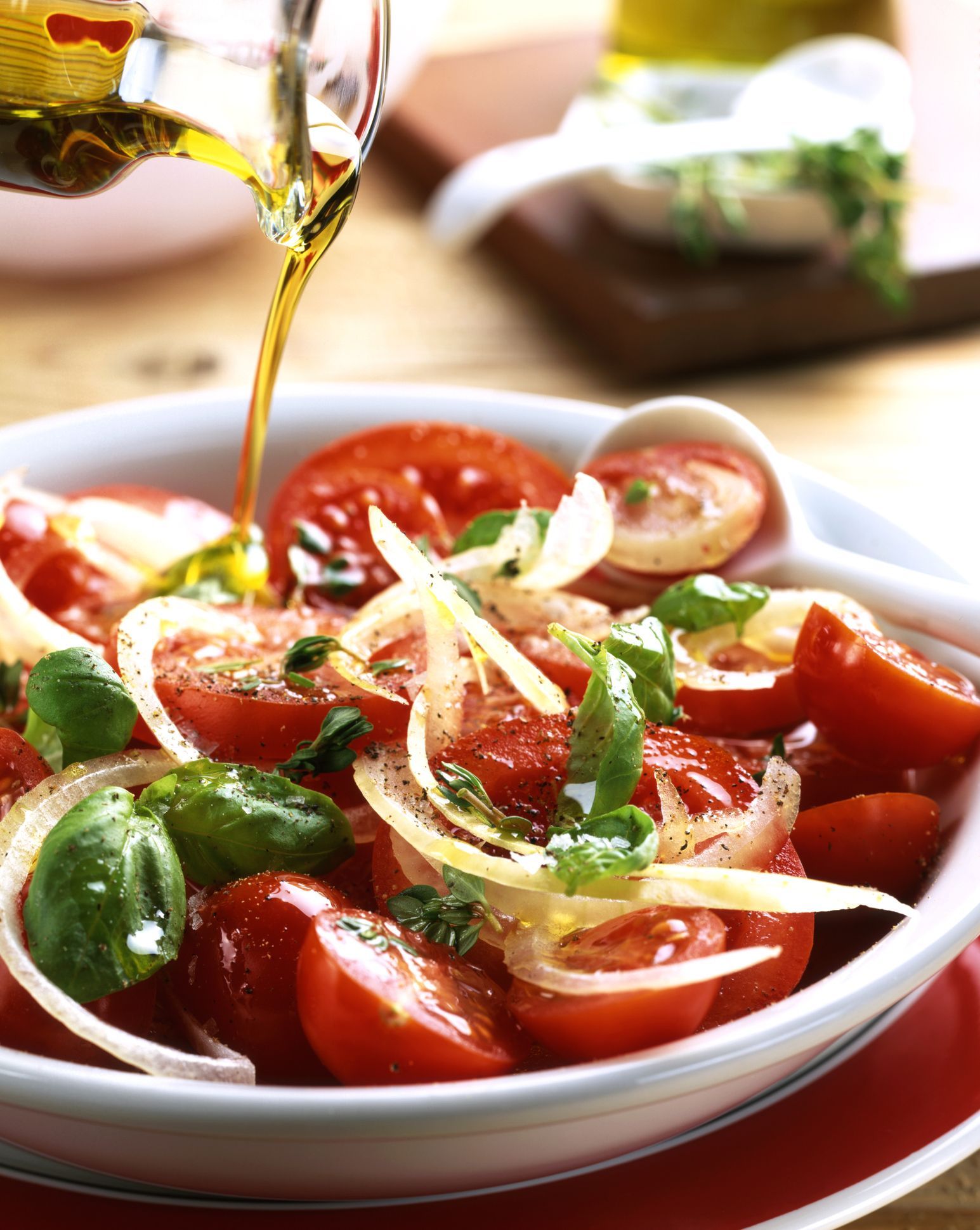 insalata fresca di pomodorini e cipolle condita con olio extravergine a filo