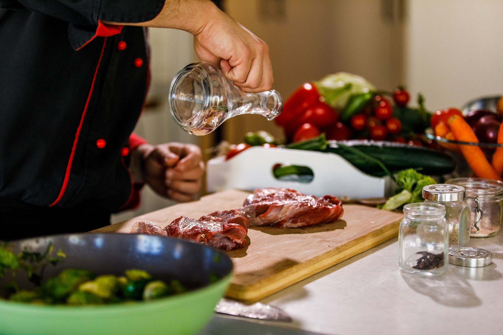 carne cruda condita con olio di oliva a filo