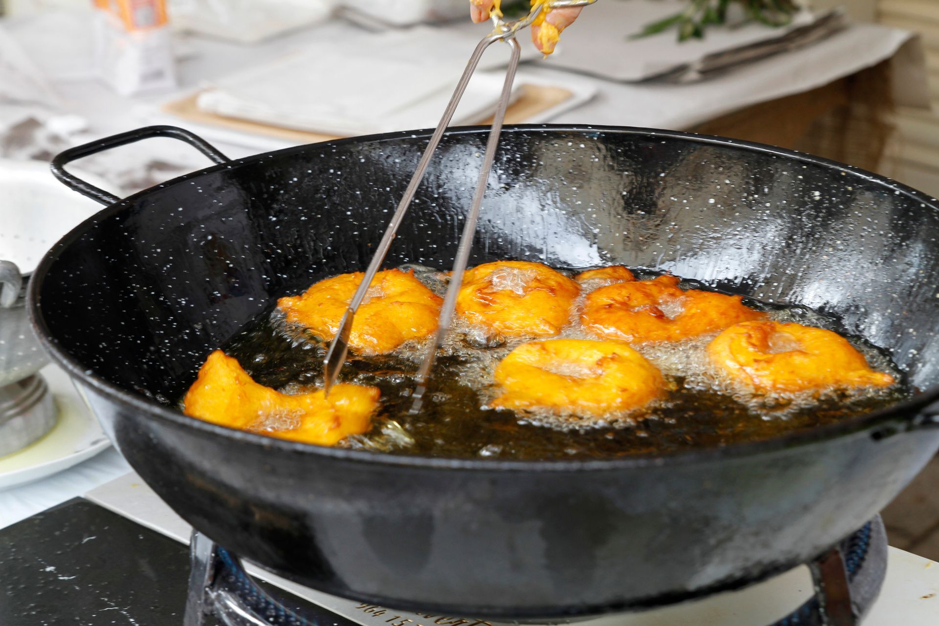 frittele cucinate in padella nell'olio di oliva di Puglia