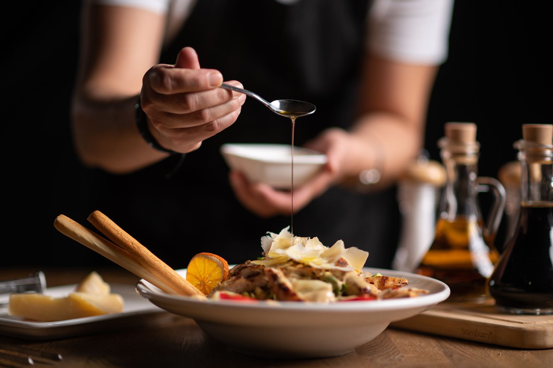 pezzi di formaggio a scaglie condite con olio di oliva di Puglia