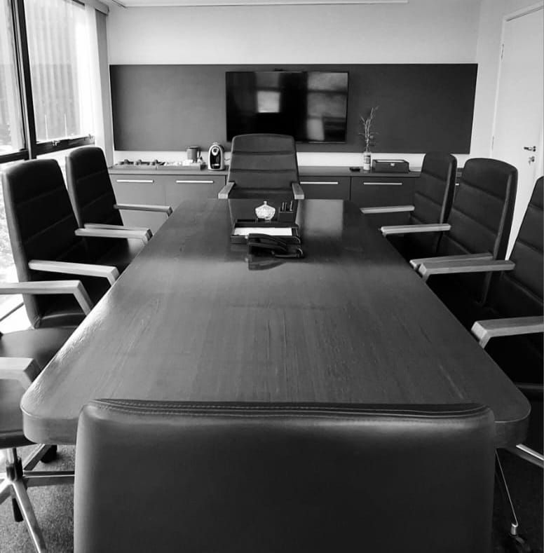 Foto em preto e branco de uma sala de conferências