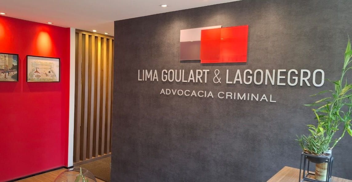 Sala com placa na parede: Lima Goulart & Lagonegro Advocacia Criminal