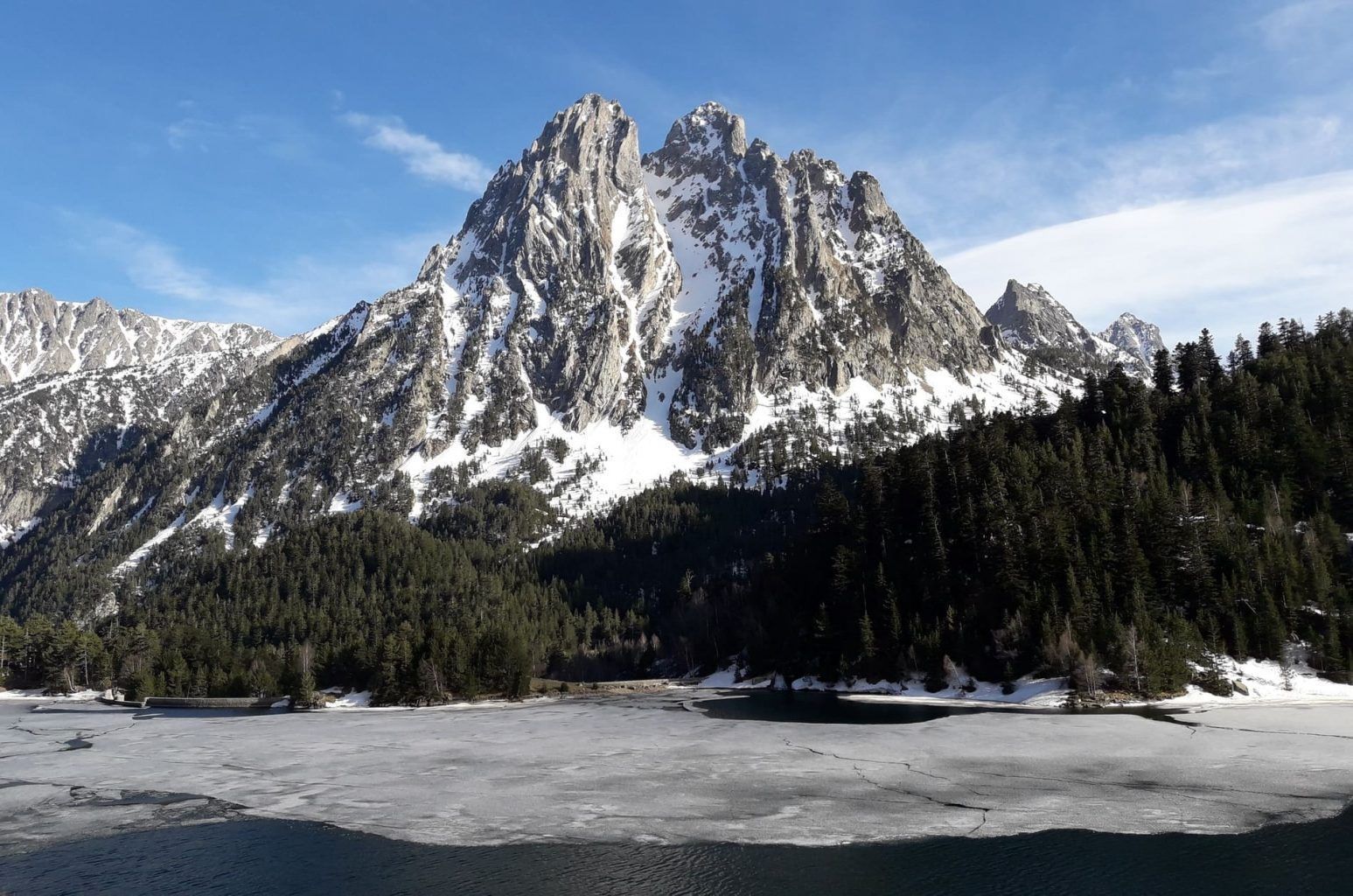 Lac de Sant Maurici et montagnes du parc national d’Aigüestortes