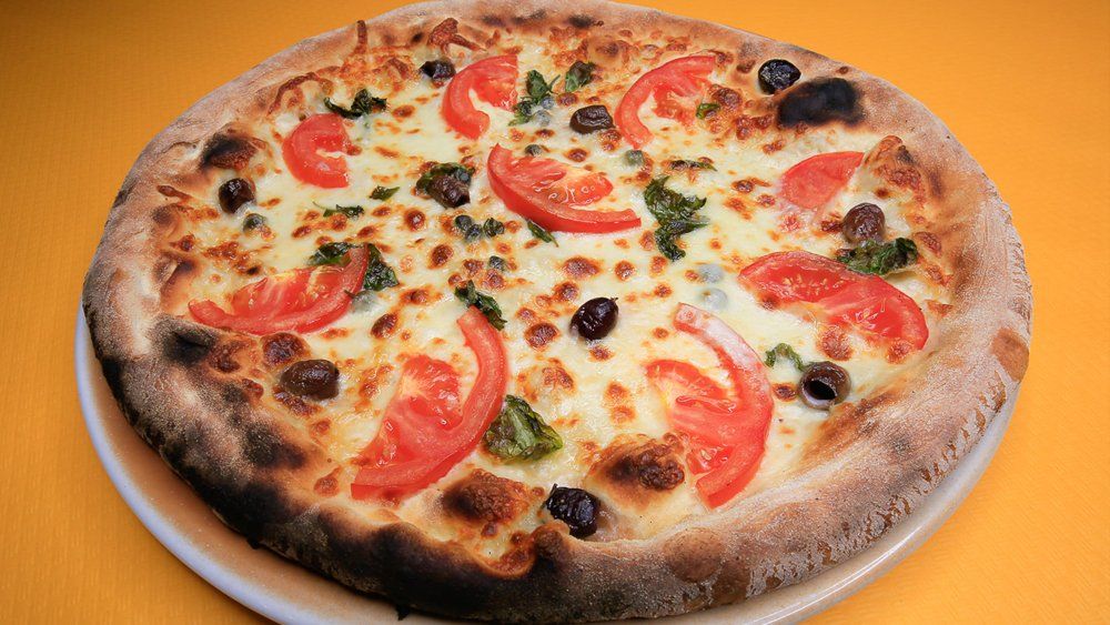 pizza bianca peperoni e olive nere