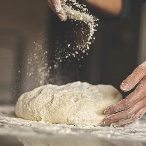 preparazione impasto pizza