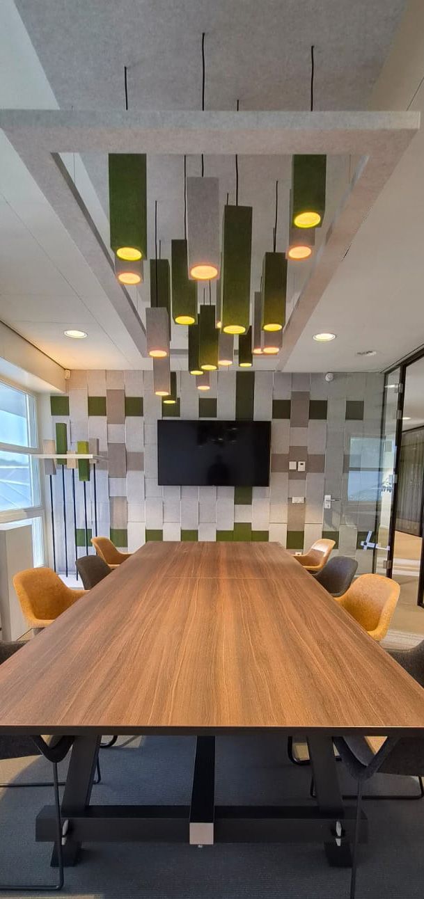 PET Felt wandbekleding met geluidsdempende eigenschappen in een kantoorinterieur