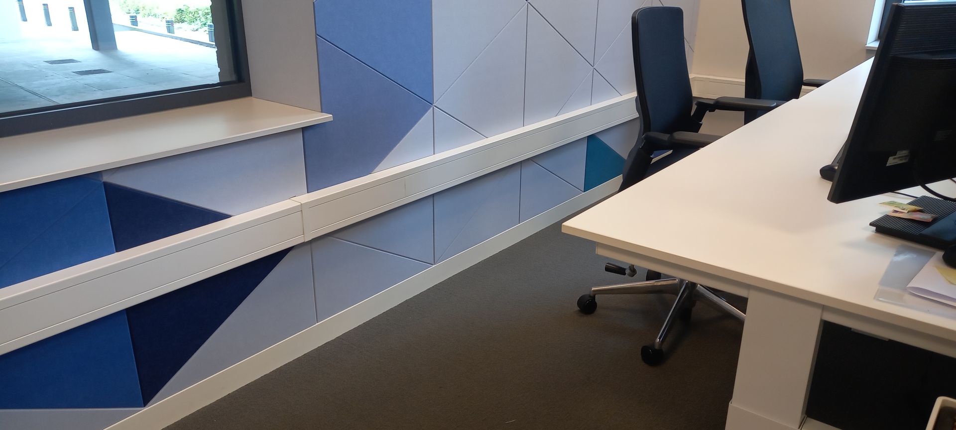 Geluidsabsorberende PET-vilt panelen toegepast in open kantoorruimte door JA! Reclame & Styling