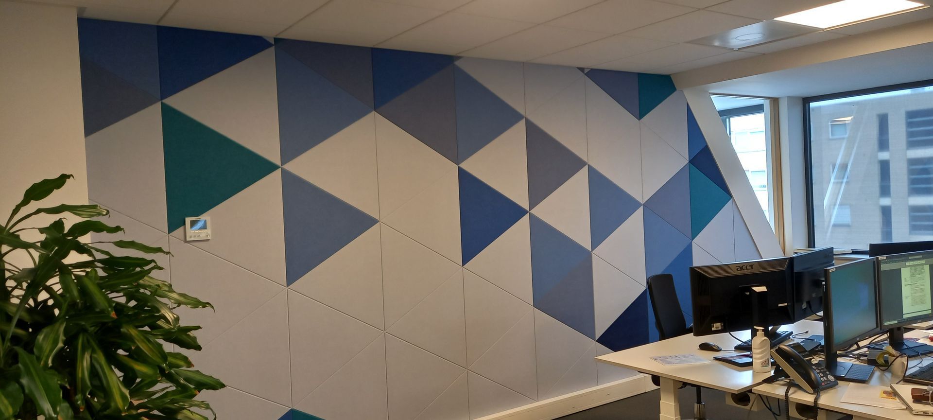 Akoestische PET-vilt panelen in vergaderruimte voor optimale spraakverstaanbaarheid