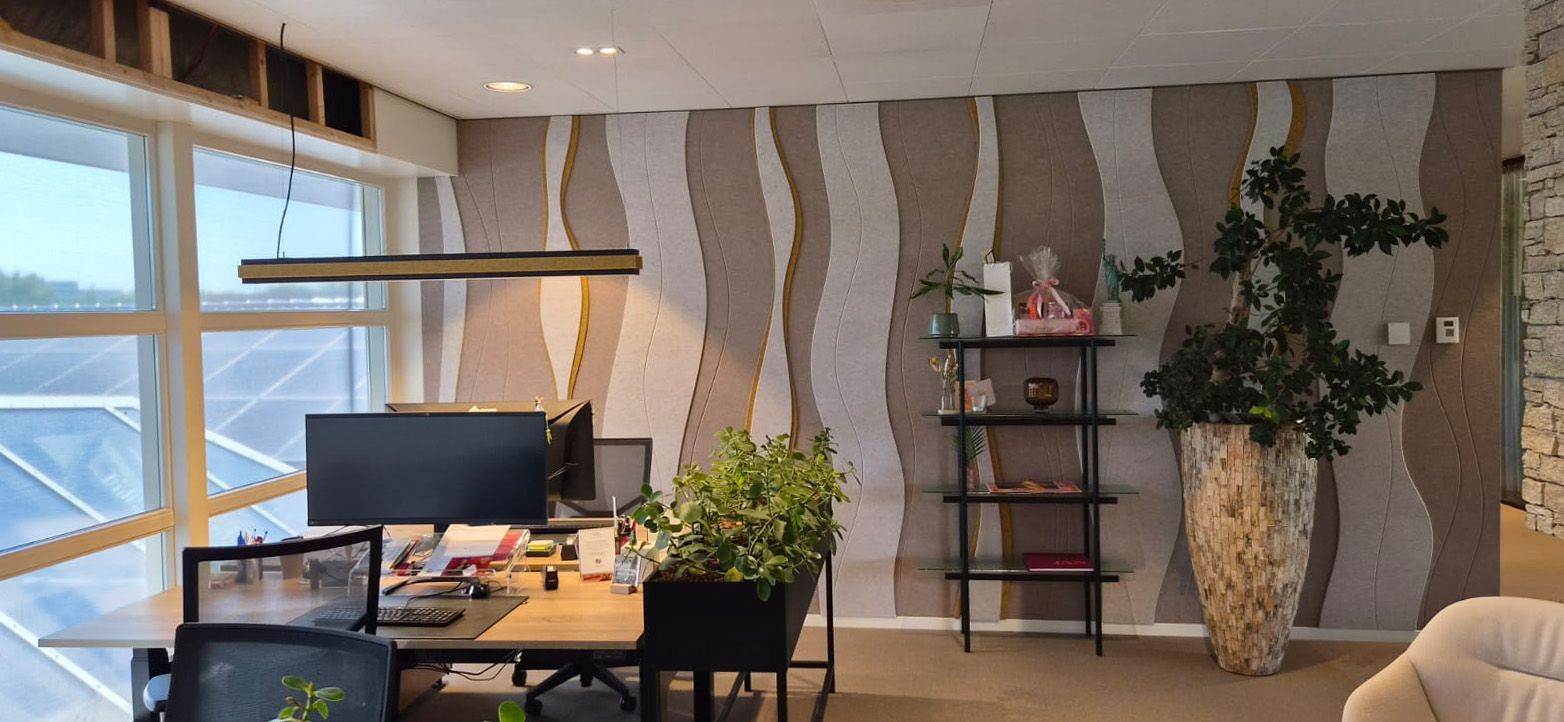 Maatwerk PET Felt akoestiek toegepast als wanddecoratie in een zakelijke omgeving