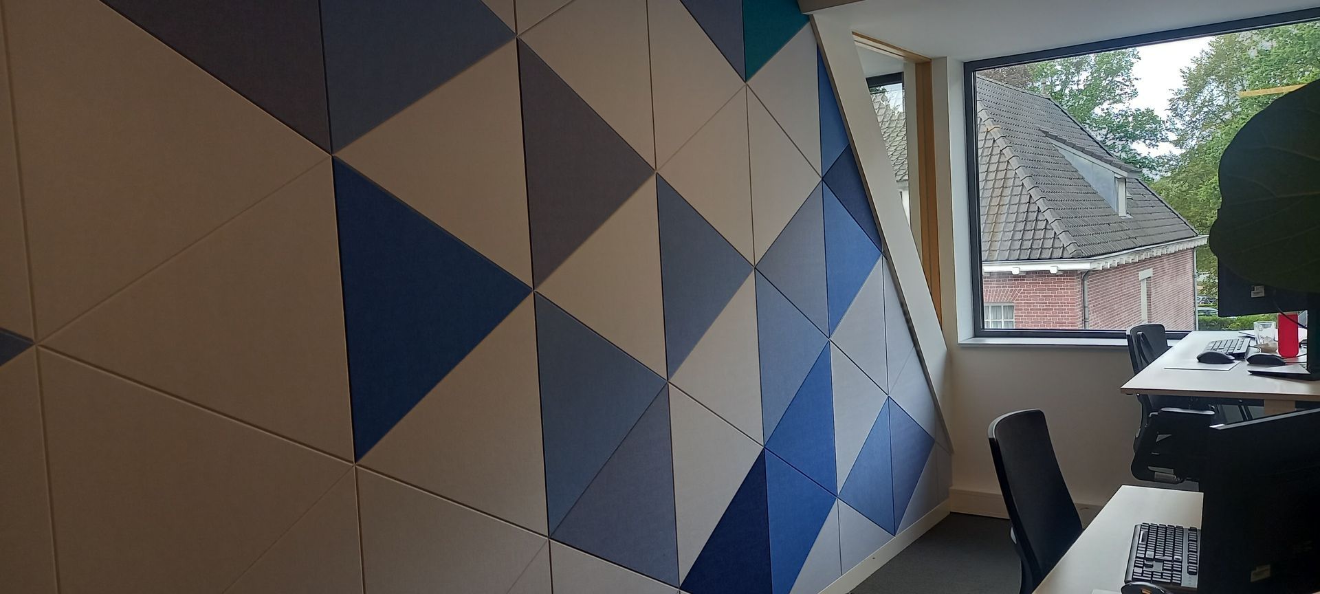 PET-vilt wandpanelen geplaatst in modern kantoor voor betere akoestiek en minder galm