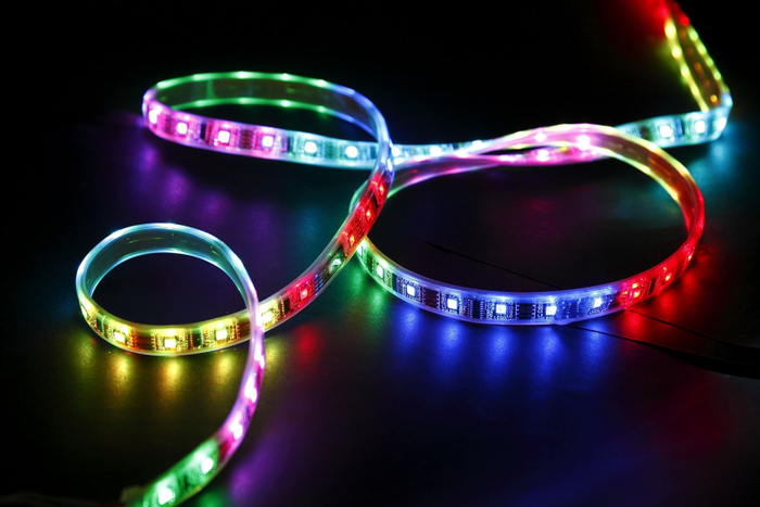 Striscia LED multicolore avvolta a spirale che brilla su uno sfondo scuro