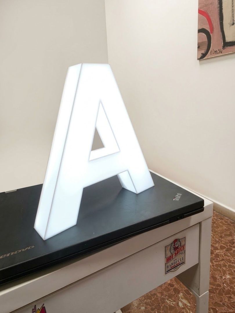 Mani che piegano una piccola scatola di carta bianca su un tavolo