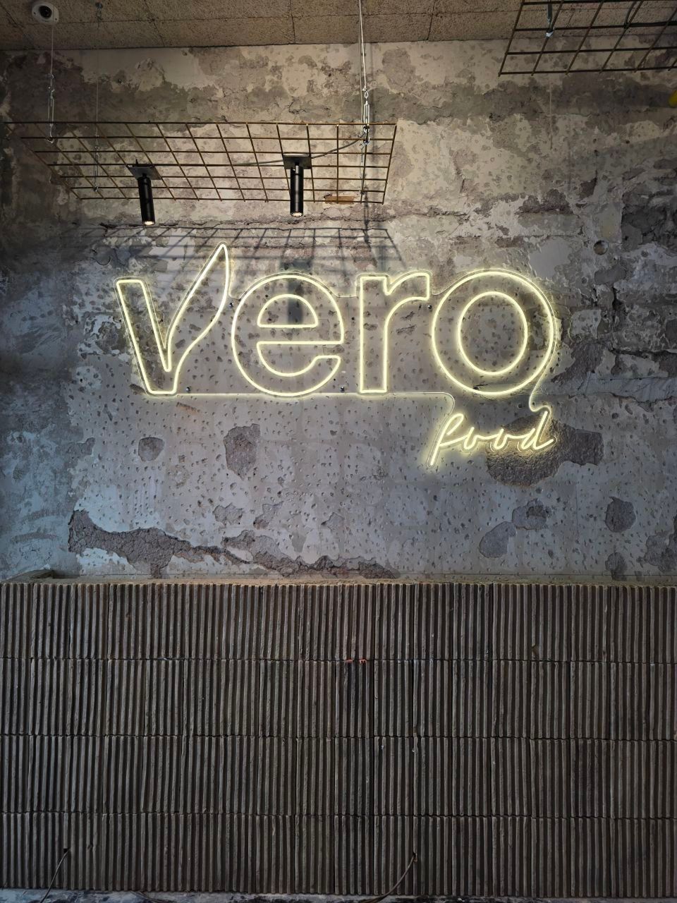 Insegna al neon con la scritta
