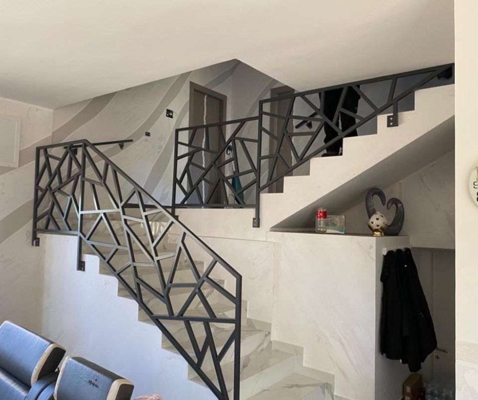 Scala in ferro per interni con ringhiera decorata