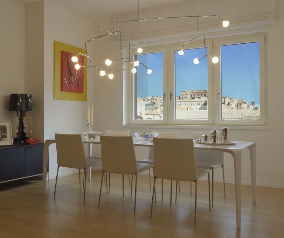 Sala da pranzo con finestre in legno-alluminio