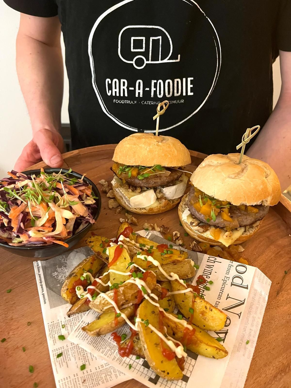 Rundsburger met huisgemaakte pompoen chutney, brie, geroosterde walnoten vergezeld van een koolsa en patatas bravas