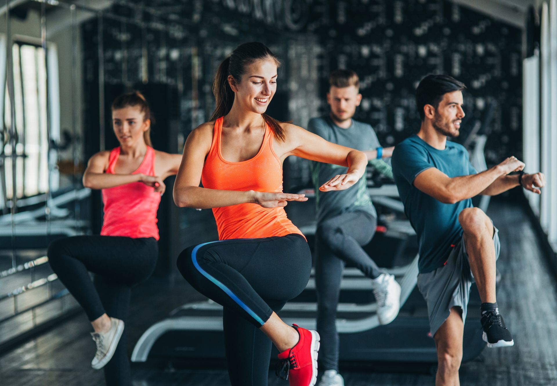 Gruppo di persone che ballano zumba