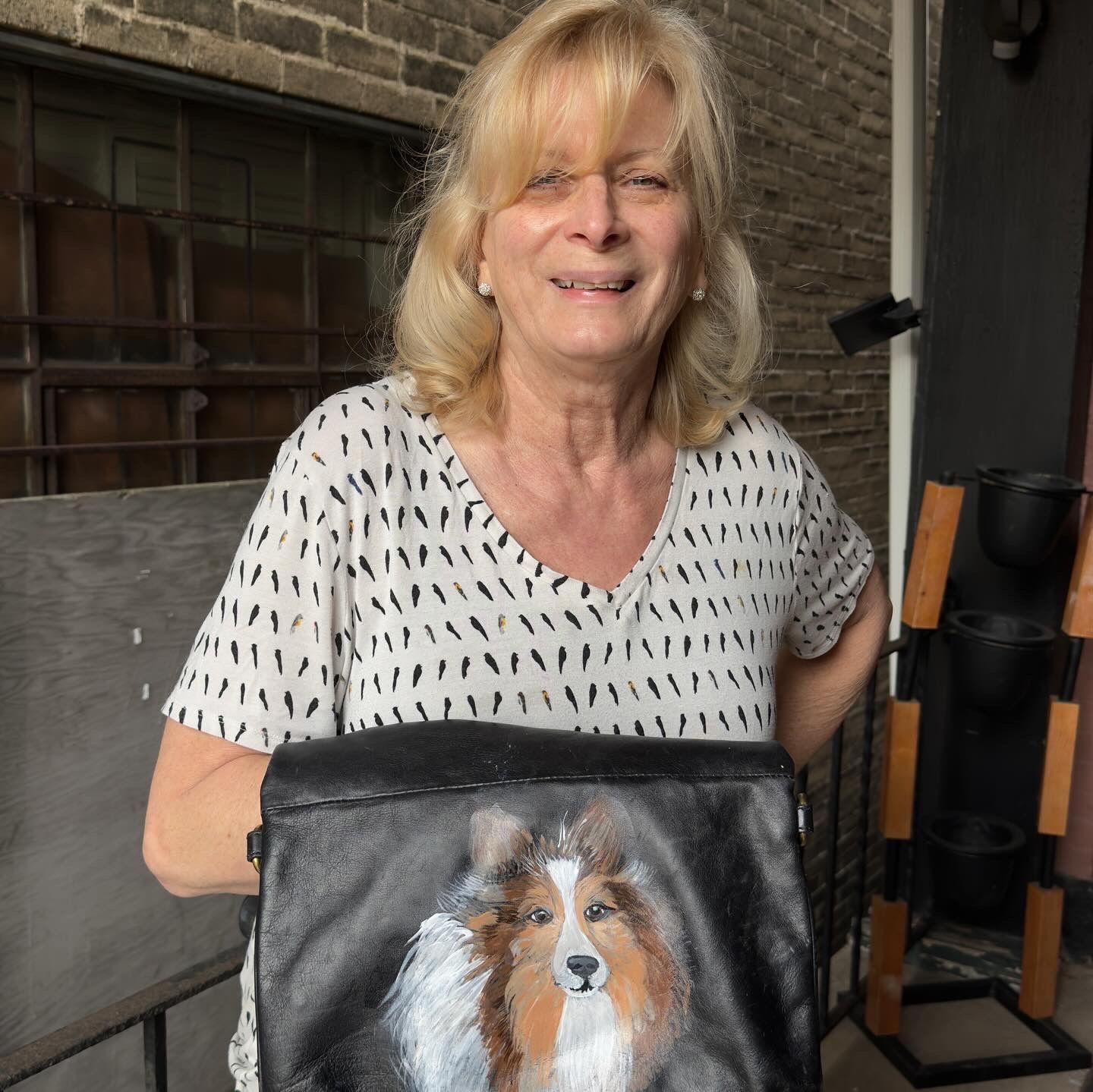 paint a pet portrait on back 