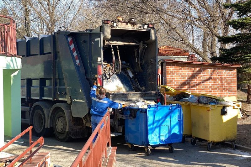 Trash removal project inside a Jackson property