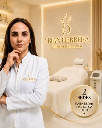 Mujer con bata blanca de pie en el vestíbulo beige de una clínica con letreros dorados y una insignia de “2 Sedes”.