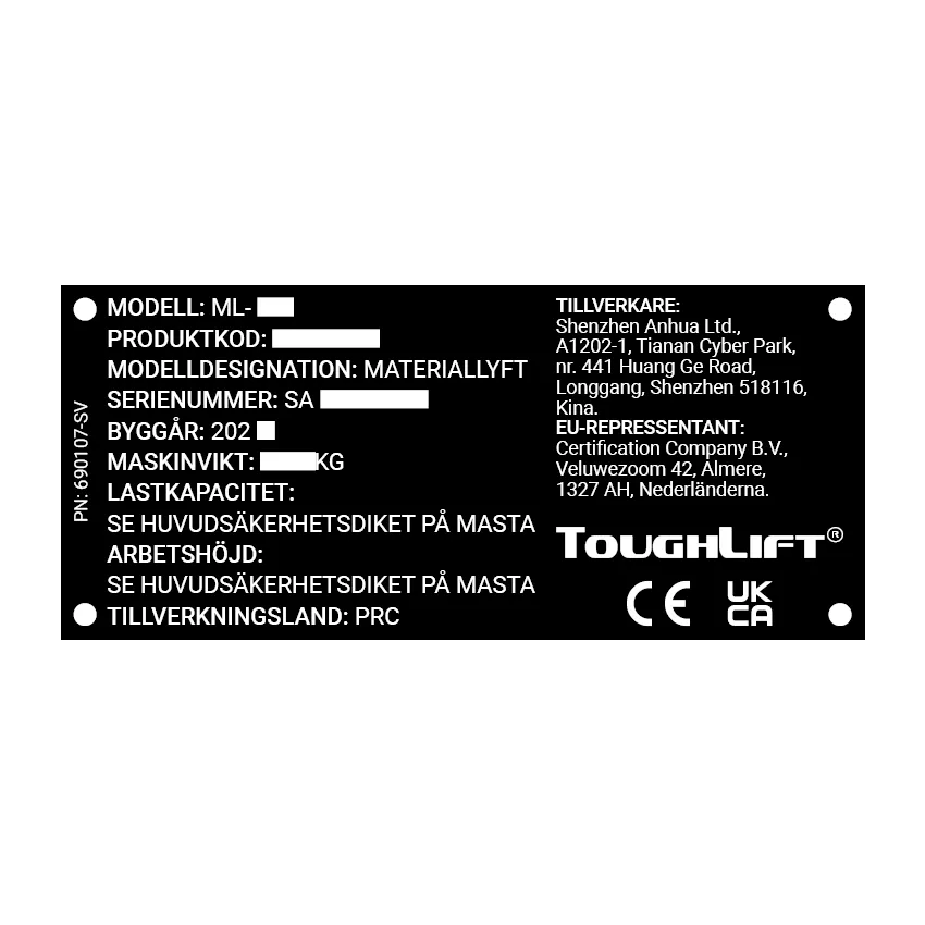 Tillverkarens skylt med serienummer fäst på chassit på ToughLift ML-20 materiallyft.