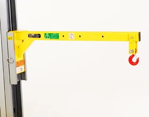 Accessoire ToughLift Boom monté sur le chariot de la machine.