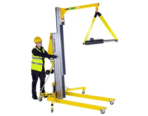Accessoire ToughLift Boom monté sur une machine soulevant un vérin hydraulique.
