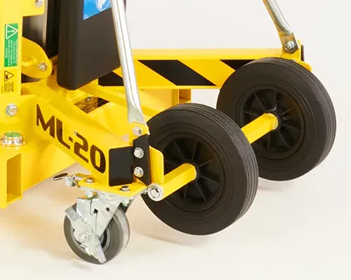 Vista en primer plano del kit de ruedas ToughLift para terreno accidentado instalado en un elevador de materiales ML-20.