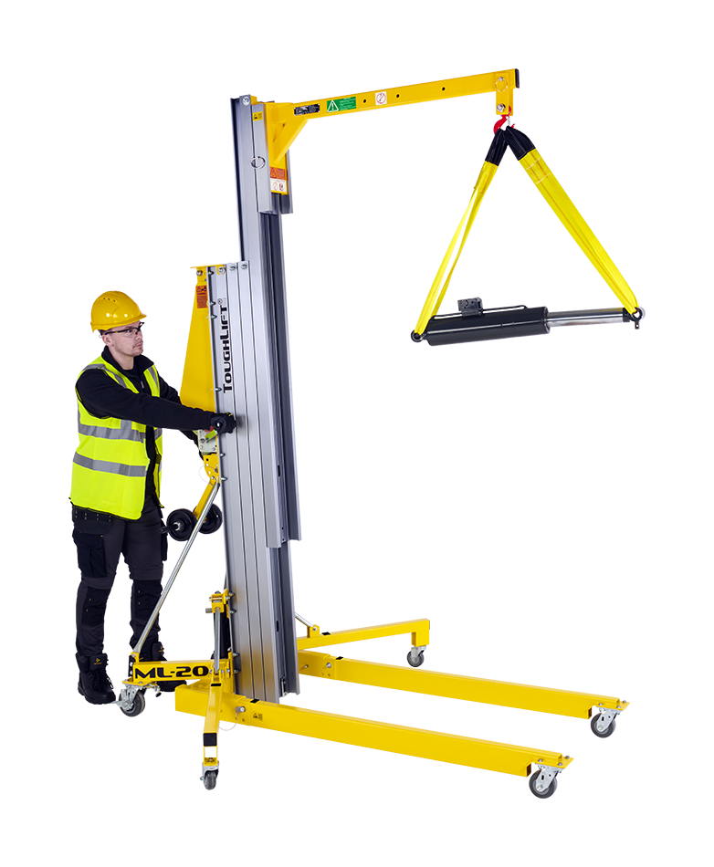 ToughLift Material Lift soulevant un vérin hydraulique avec la flèche installée sur la machine.