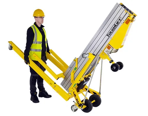 Empujar la máquina con el kit de ruedas ToughLift para terrenos difíciles instalado.
