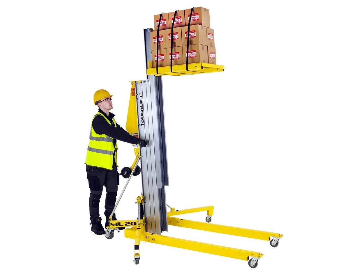 ToughLift-Materiallifte laden Plattformzubehör, das mit kleinen, zerbrechlichen Kartons beladen ist.