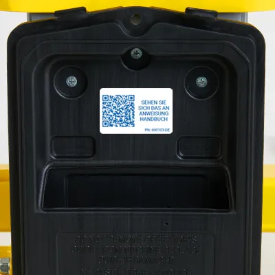 QR-Code-Aufkleber zum Scannen, um die Bedienungsanleitung auf einem Smartphone zu öffnen.