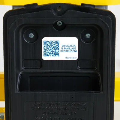 Adesivo con codice QR da scansionare per aprire il manuale di istruzioni su uno smartphone.