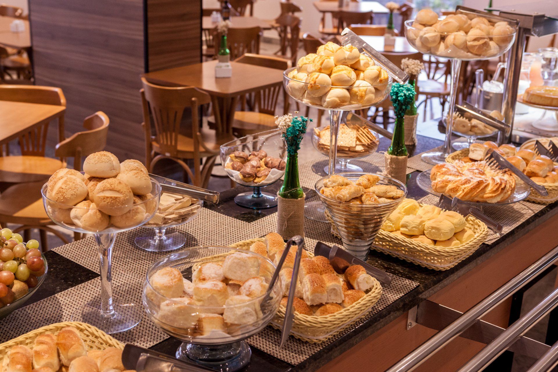 Há muitos tipos diferentes de pão na mesa.