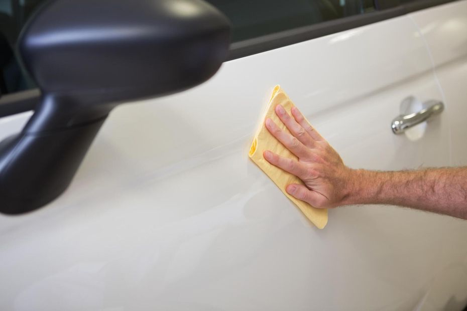 worker using a clean cloth